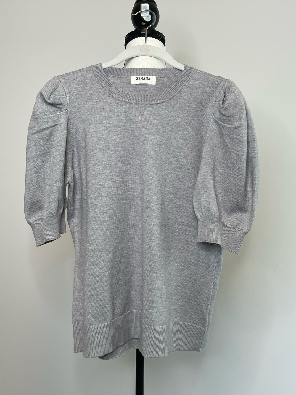 Zenana size large in excellent used condition short sleeve gathered gray size L